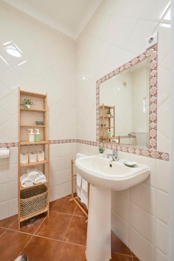 Central & Sunny 2Br Apt Near Beach, By Timecooler Setúbal Zewnętrze zdjęcie