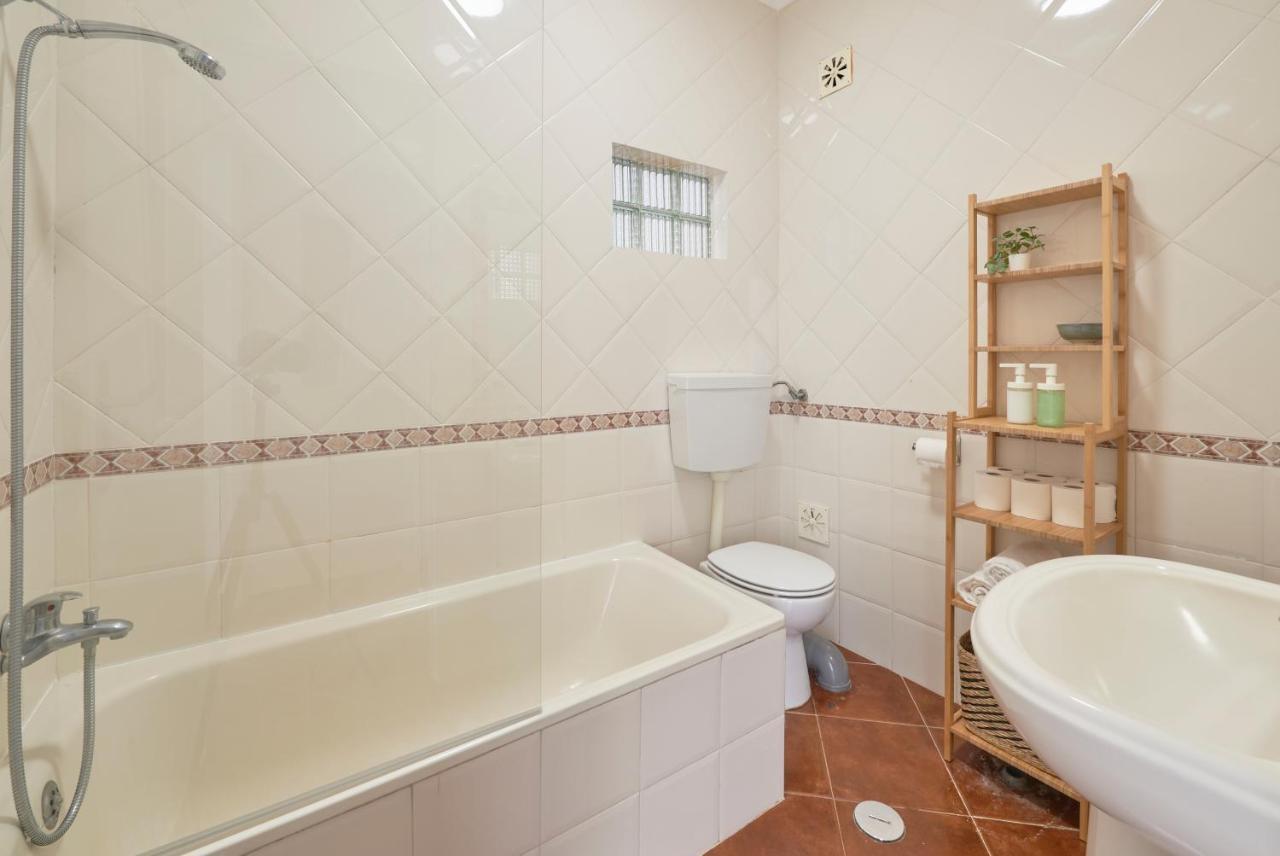 Central & Sunny 2Br Apt Near Beach, By Timecooler Setúbal Zewnętrze zdjęcie